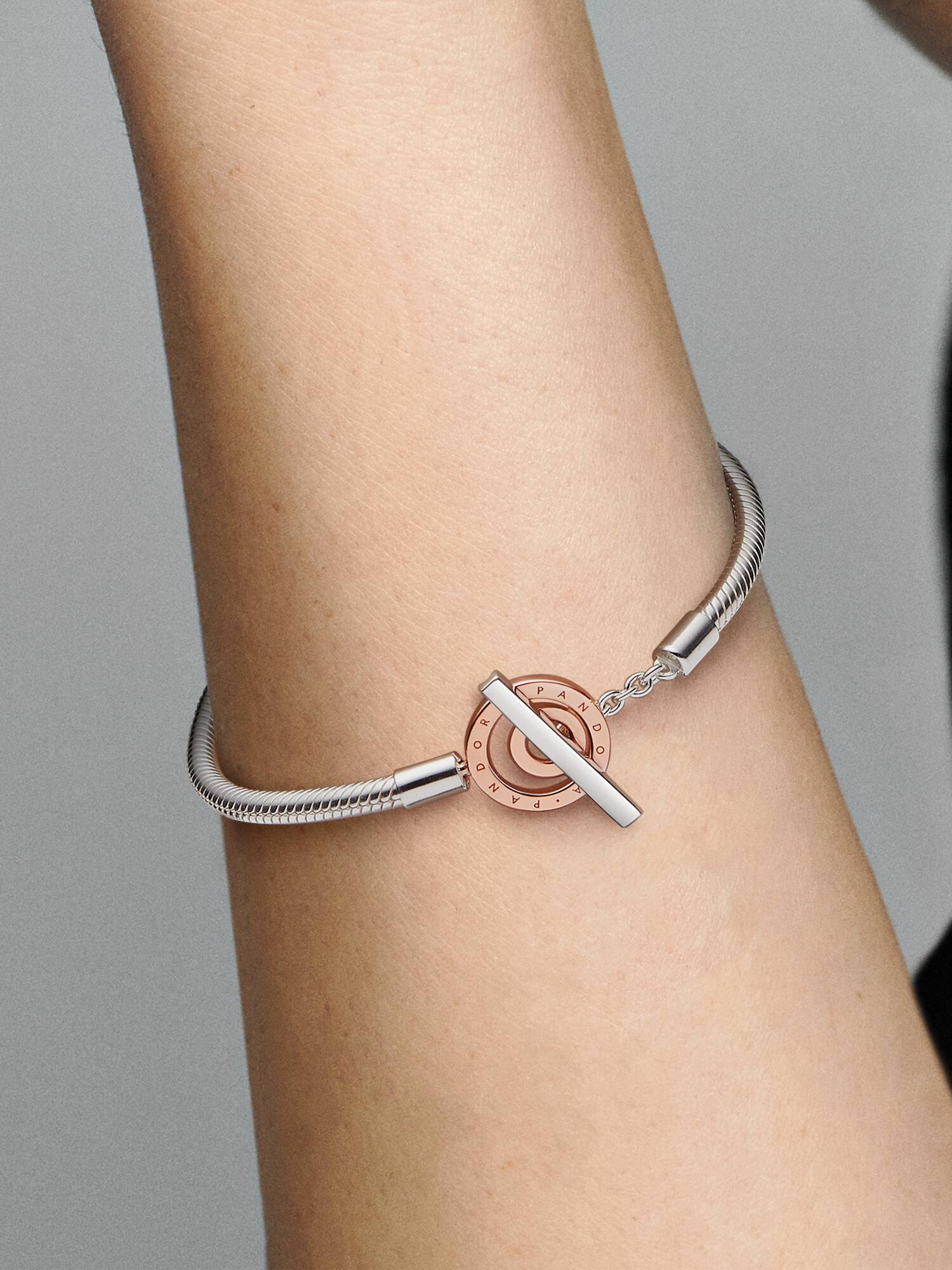 Pandora Moments Bicolor Logo T-Verschluss Schlangen-Gliederarmband