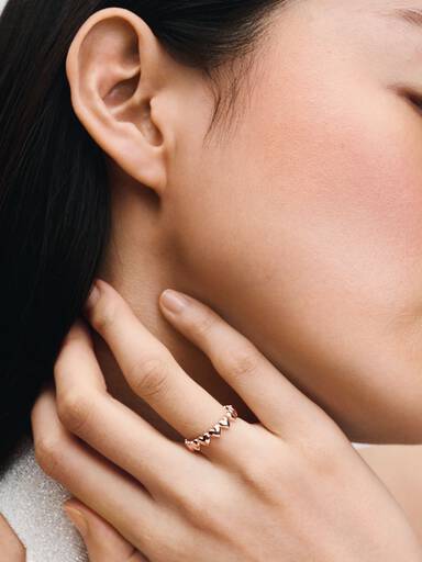 Reihe von Herzen Ring