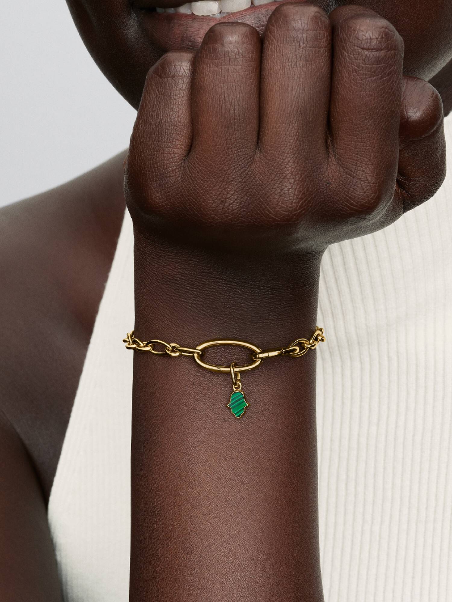 Grüner Hand der Fatima Mini-Charm-Anhänger