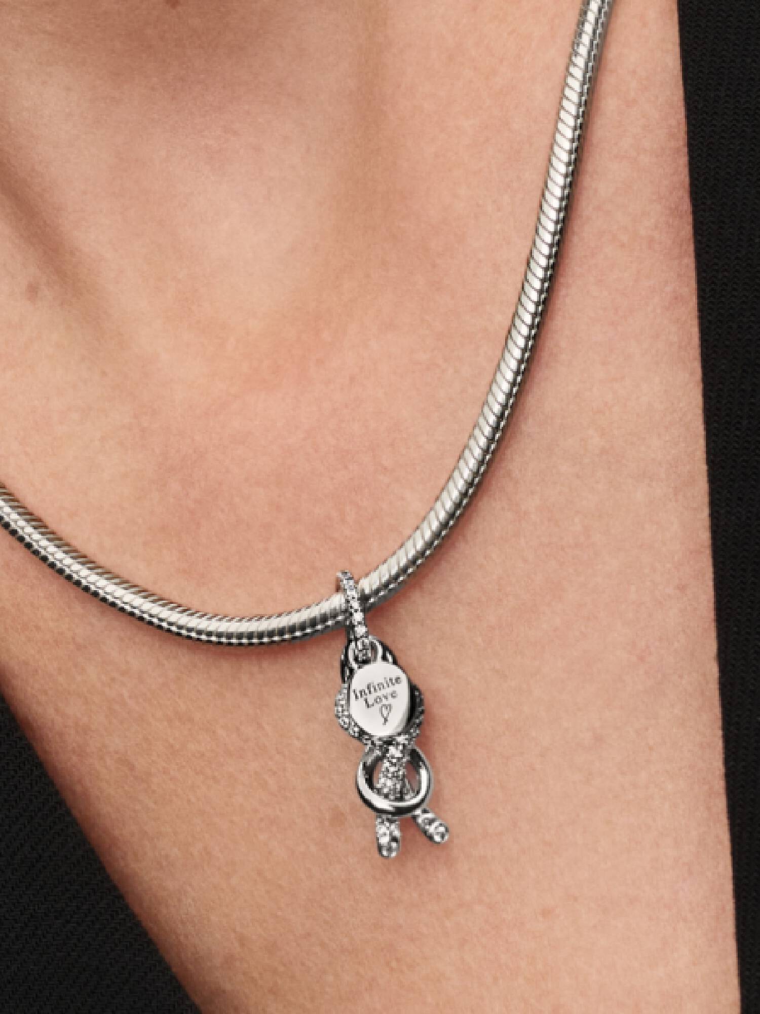 Pavé Unendlichkeitsknoten Charm-Anhänger