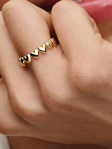 Reihe von Herzen Ring