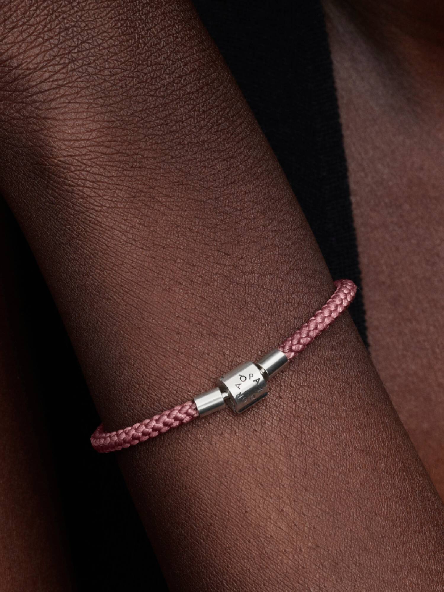 Schimmerndes Rosafarbenes Kordel-Armband