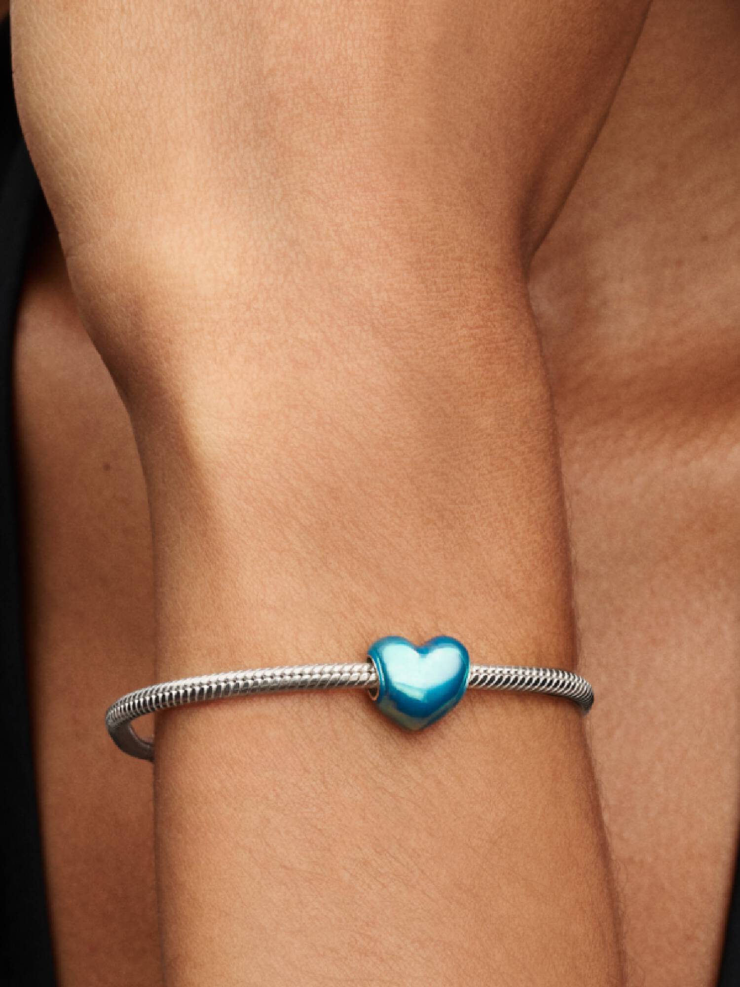 Himmelblaues Metallic-Herz Charm