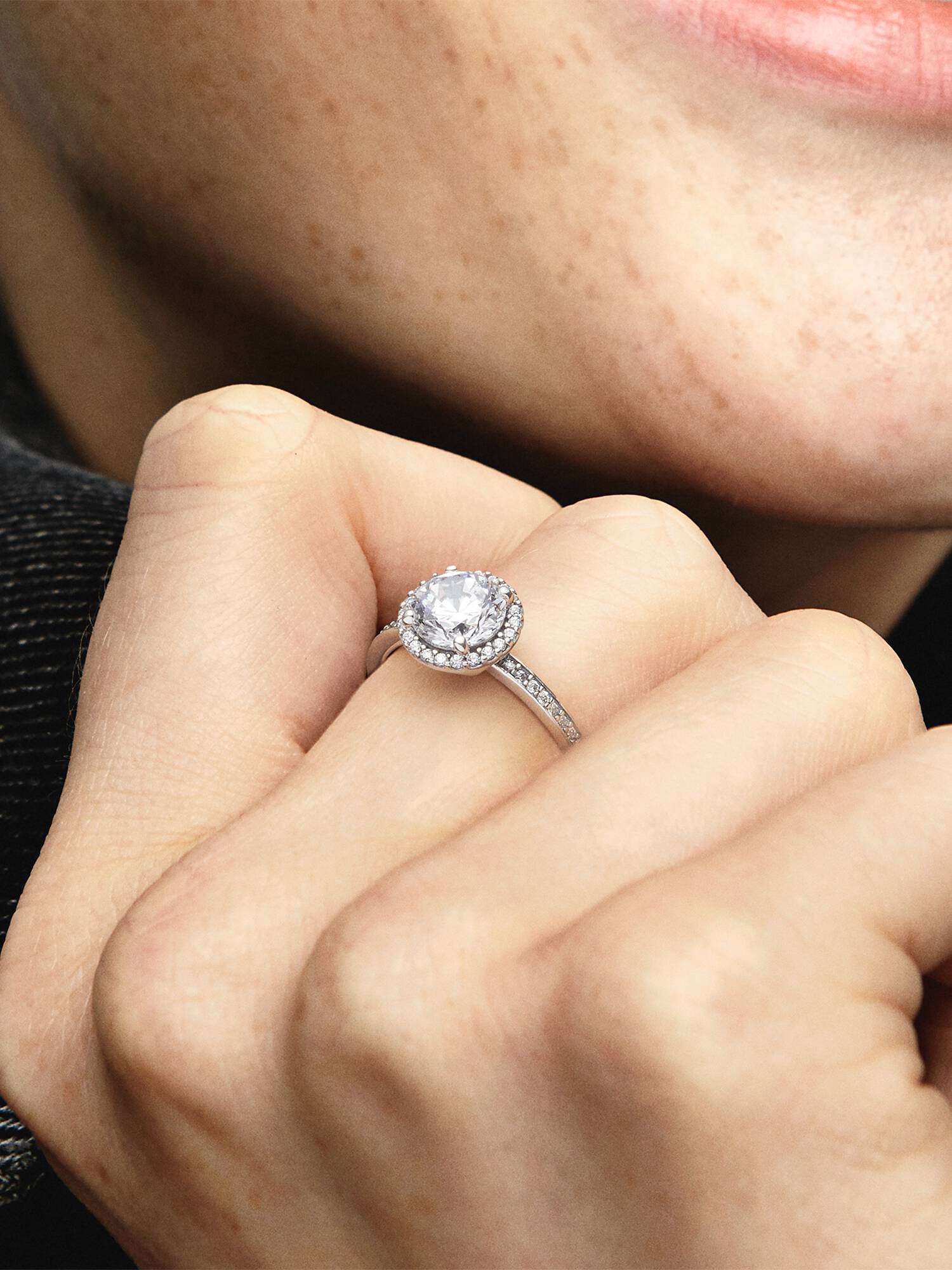 Runder Funkelnder Ring