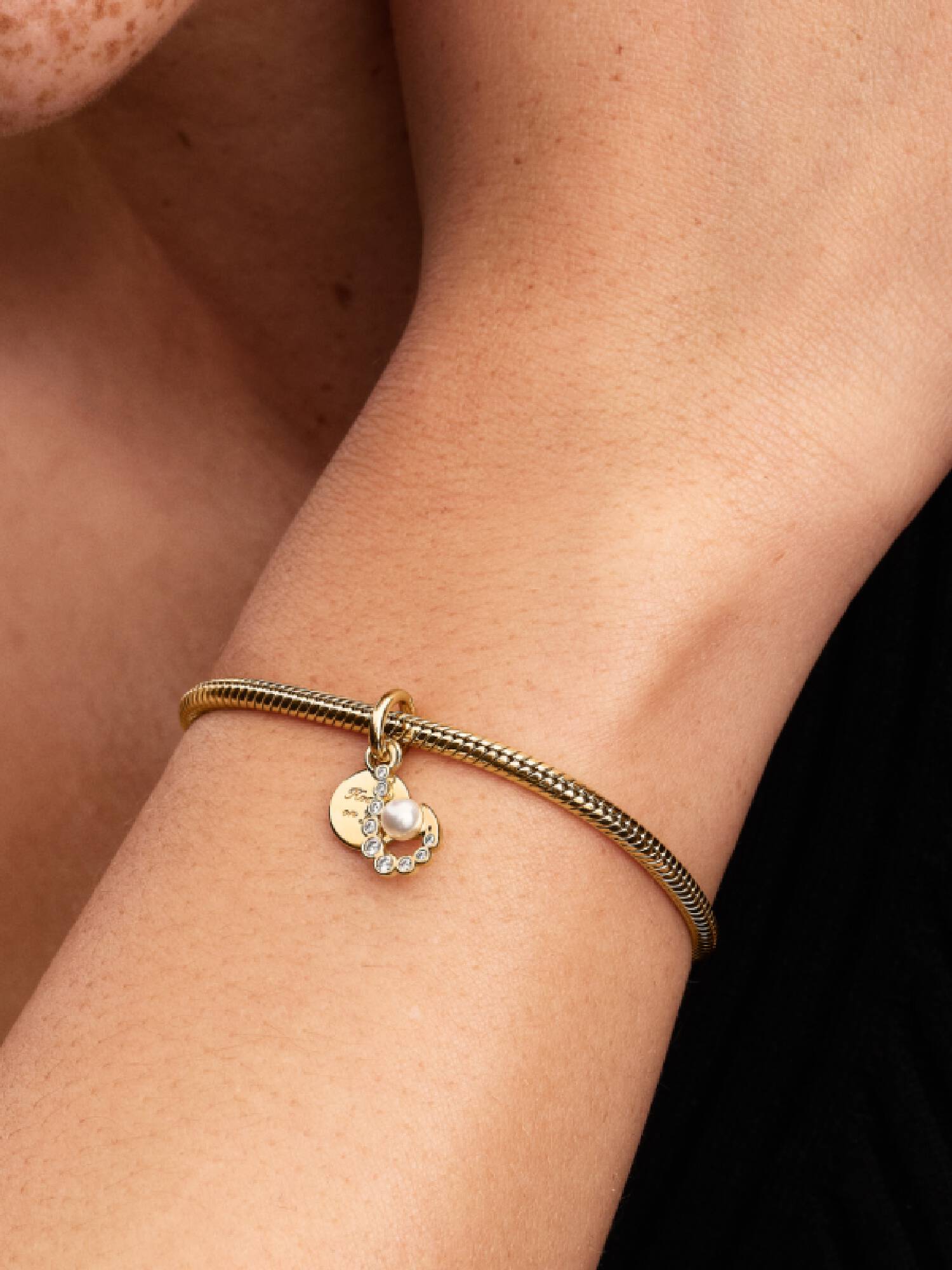 Haken mit lackierter Perle Charm-Anhänger