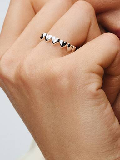 Reihe von Herzen Ring