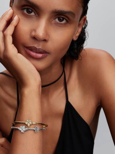 Pavé Blume Offen gearbeitetes Charm