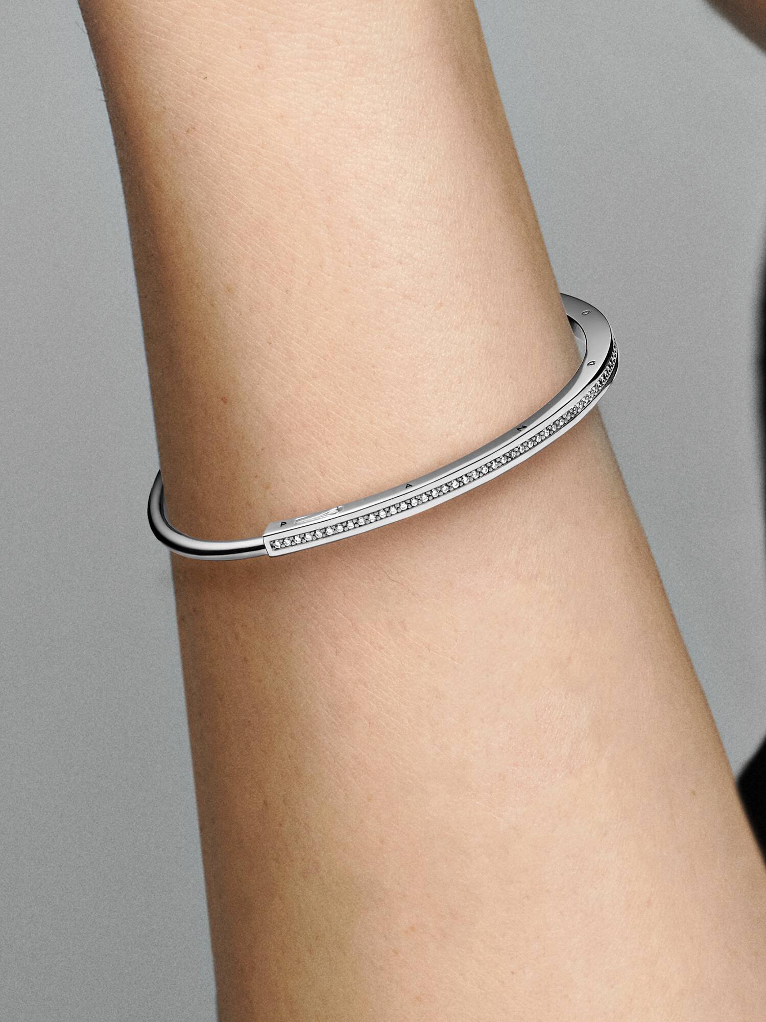 Pandora Signature I-D Pavé Armreif