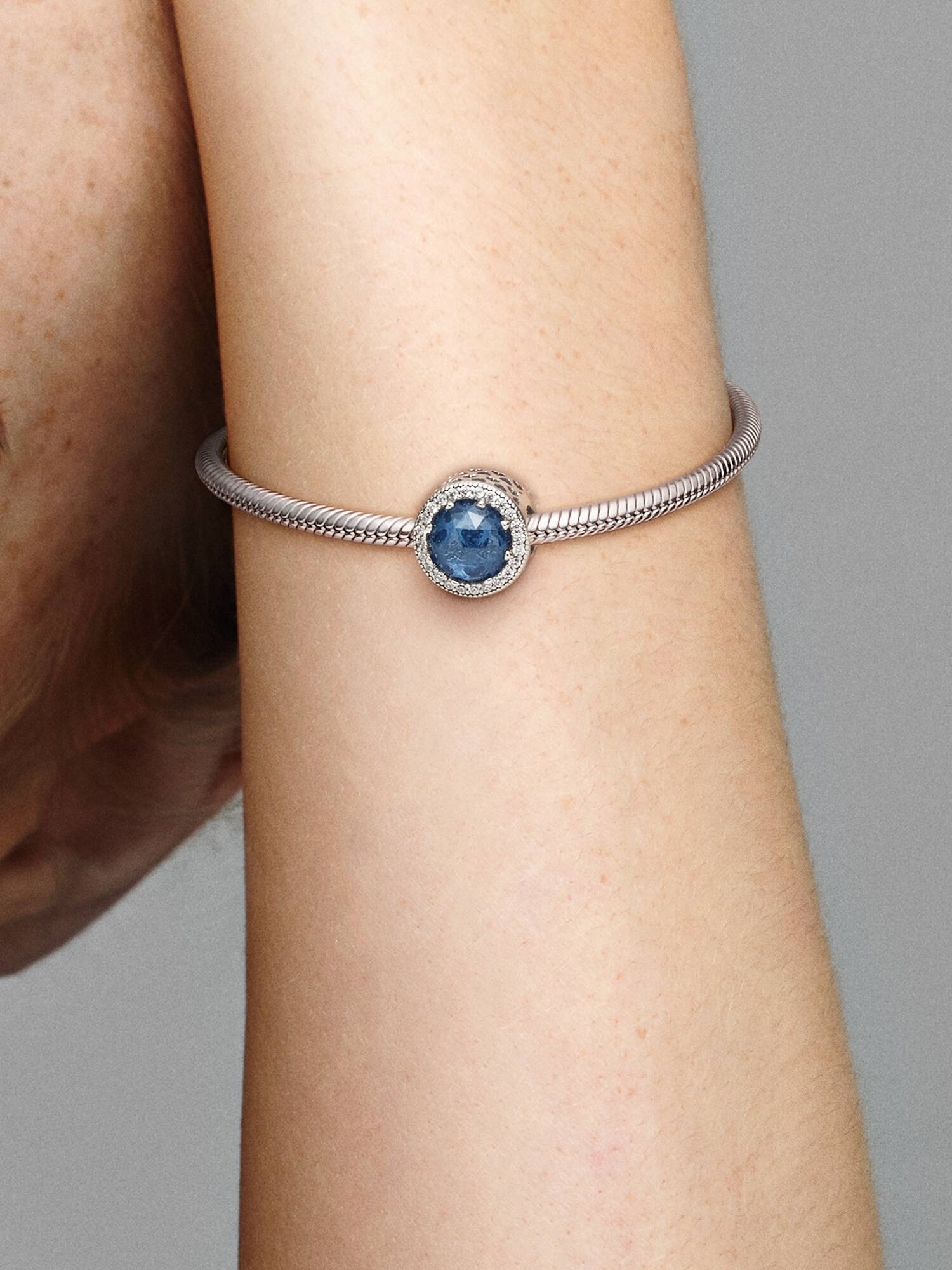 Mitternachtsblauer Strahlenkranz der Herzen Charm