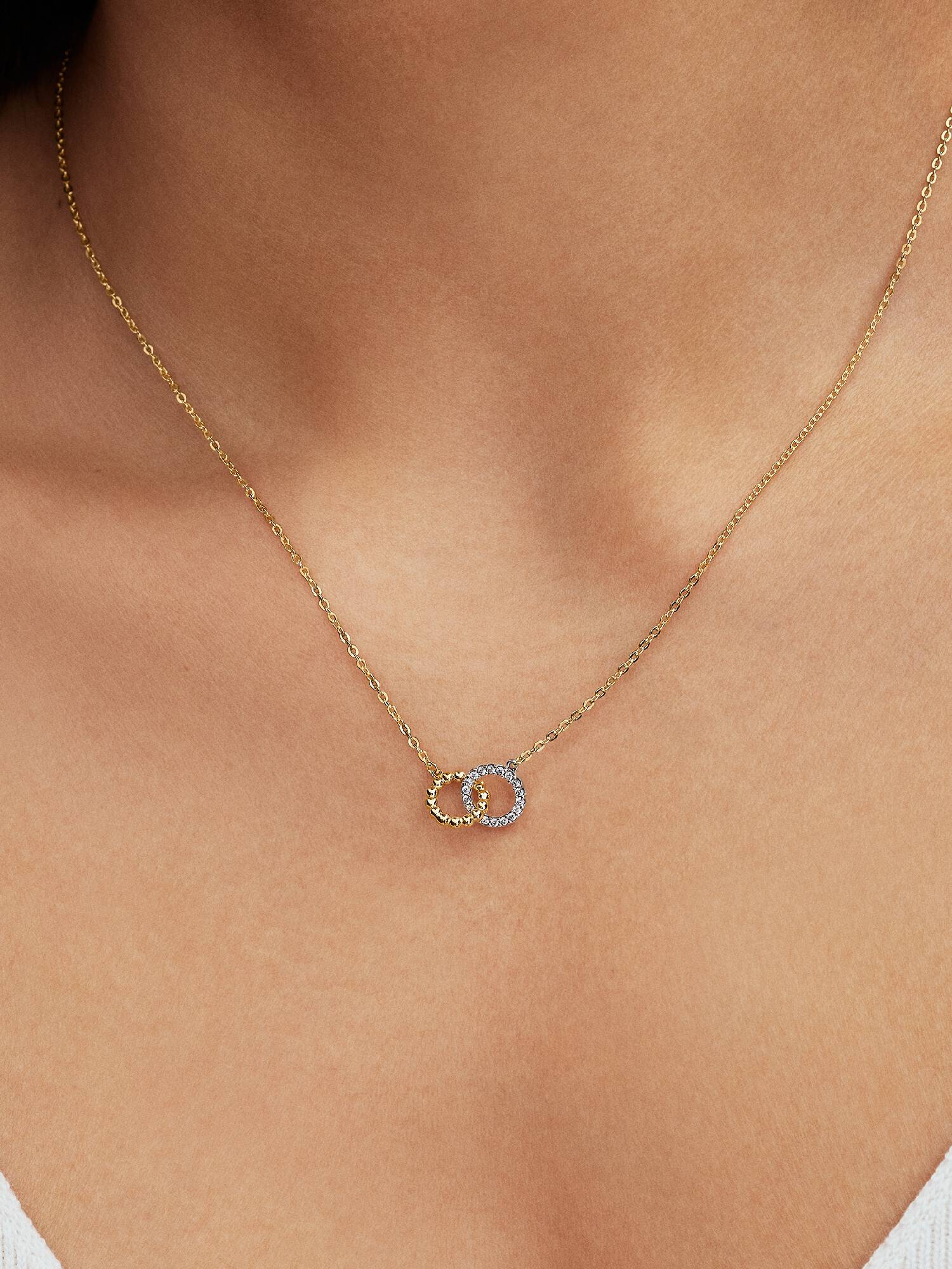 Verschlungene Kreise Halskette mit Kugeln und Pavé