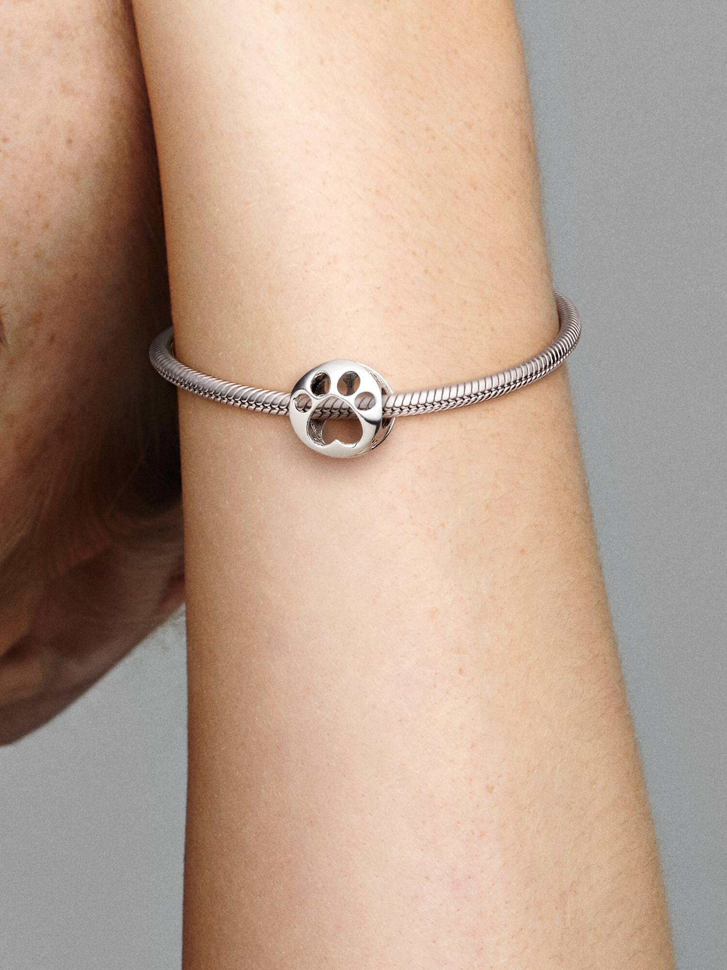 Offen gearbeiteter Hundepfotenabdruck Charm