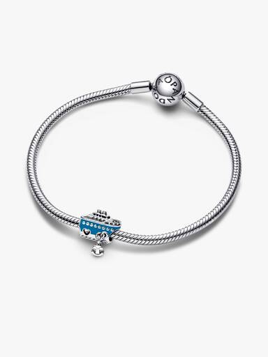 Ankerndes Kreuzfahrtschiff Charm