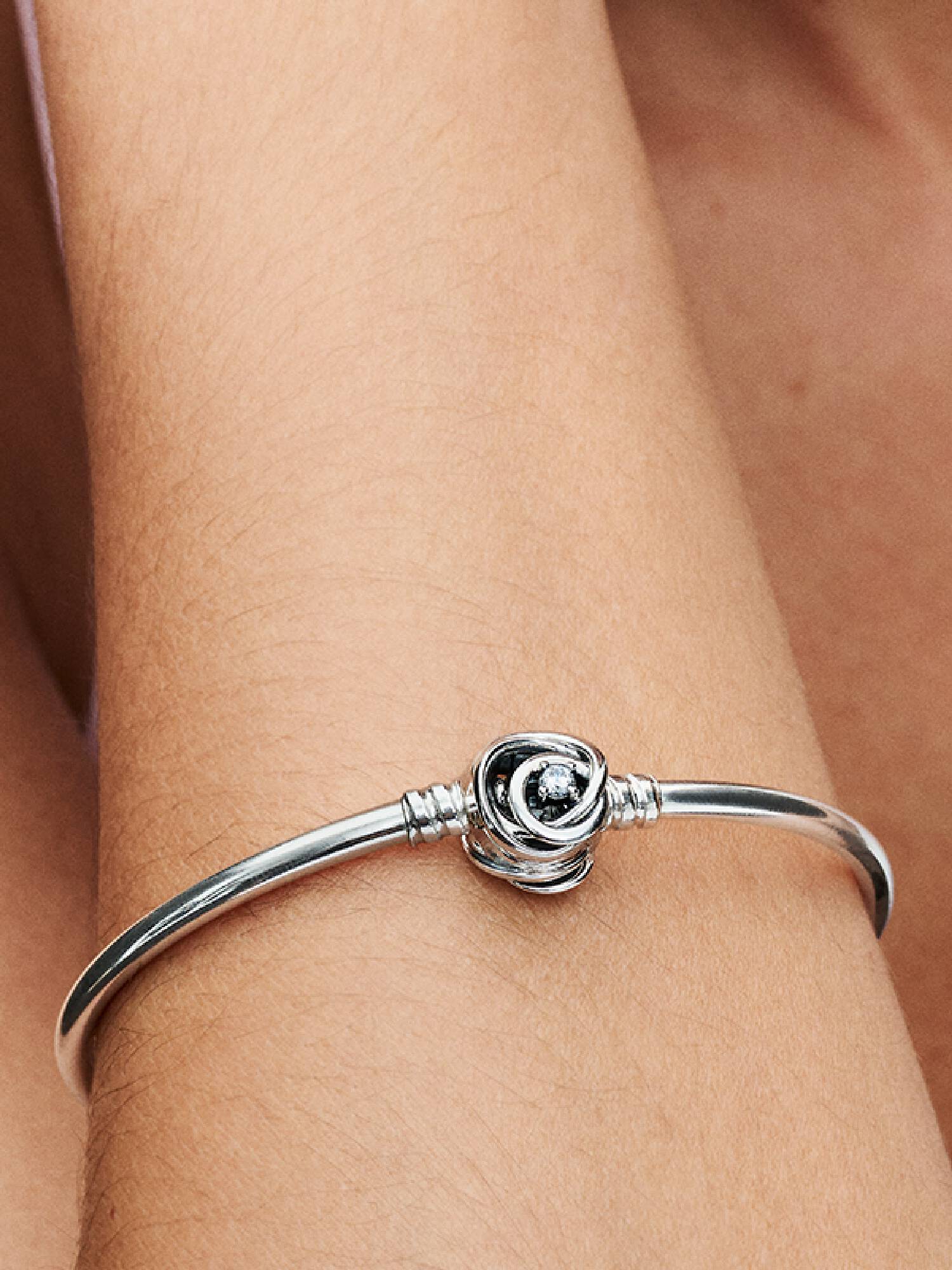 Pandora Moments Umschlungener Verschluss Armreif