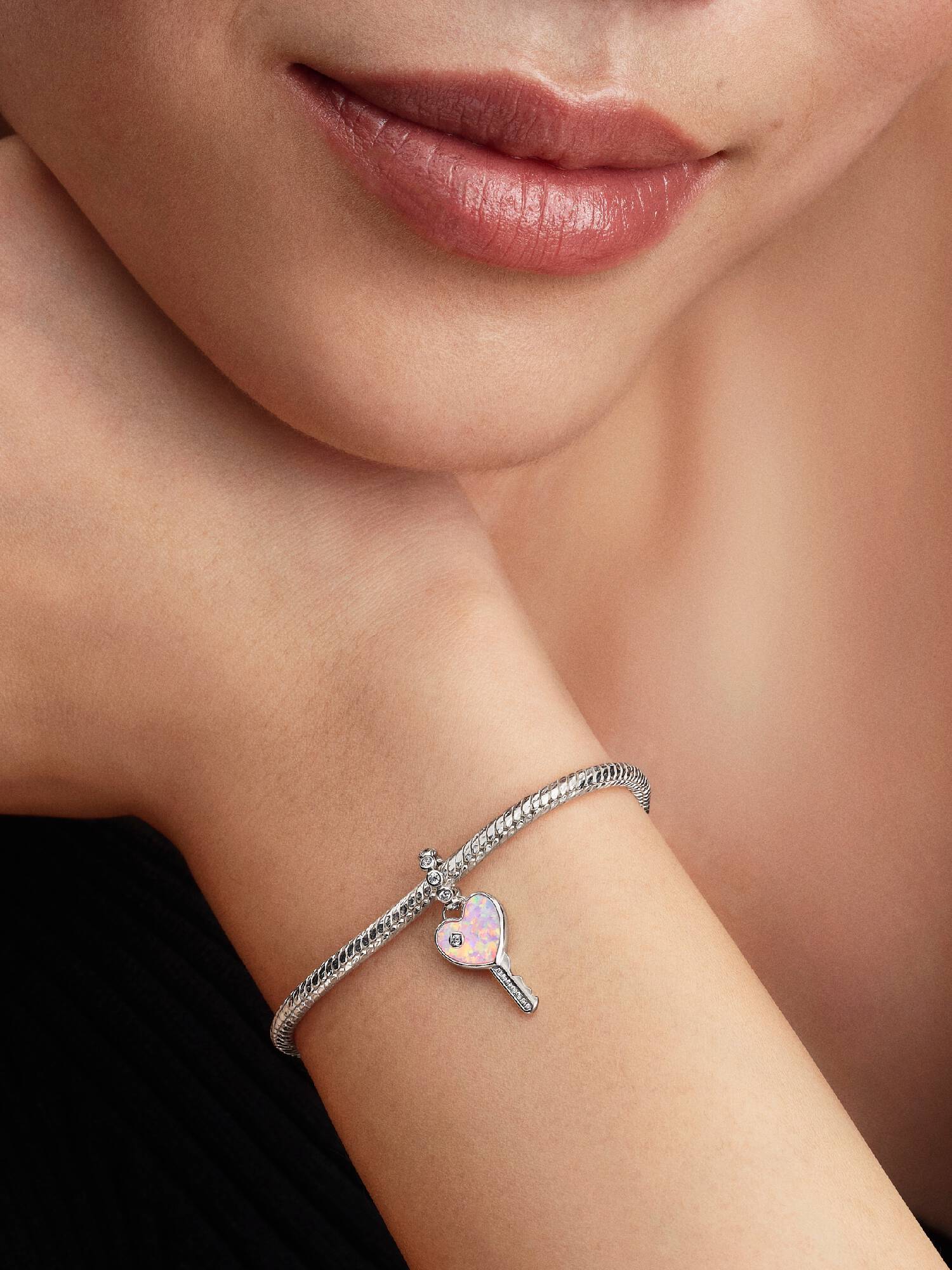 Schillernder Roter Schlüssel Charm-Anhänger
