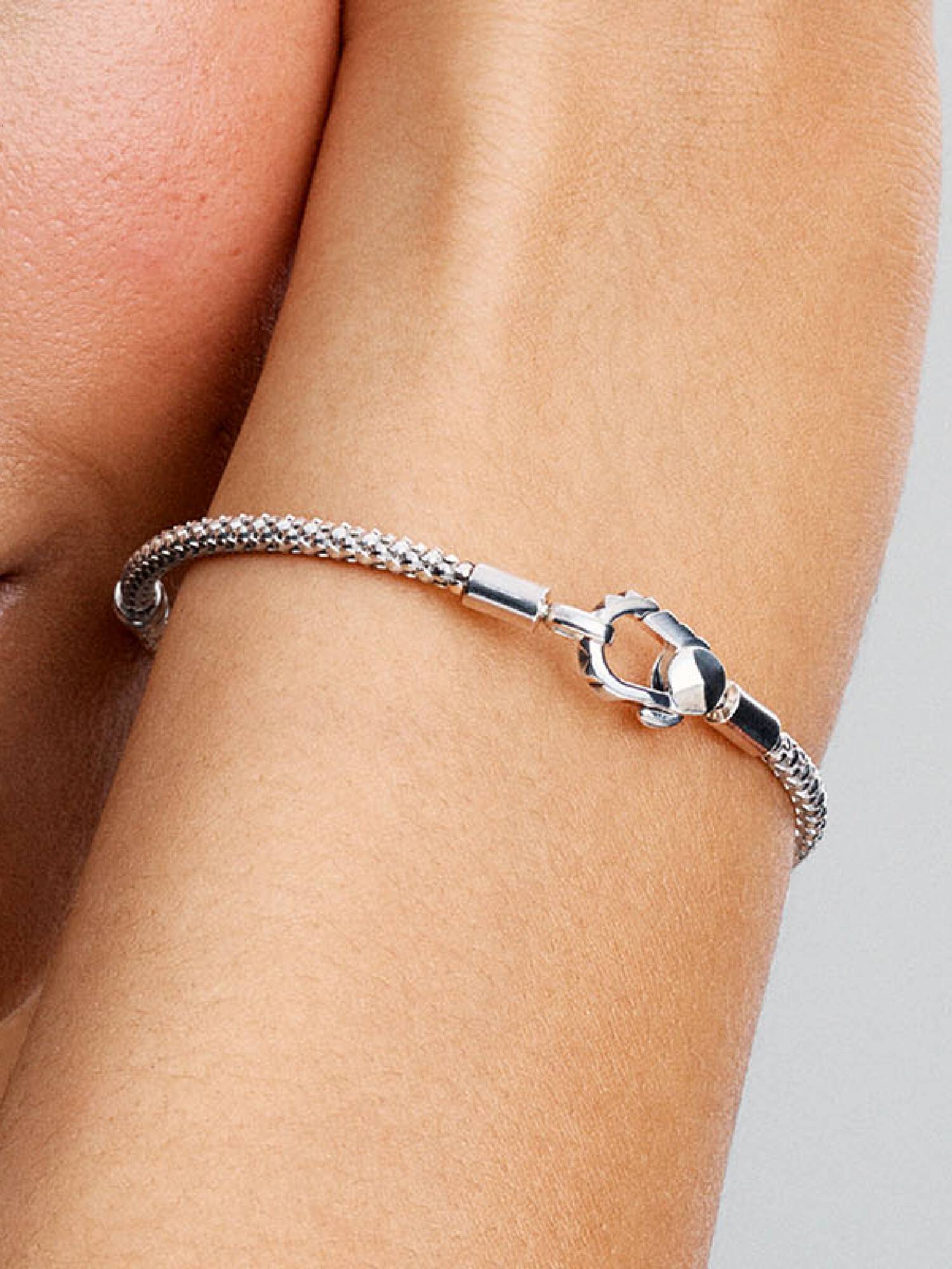 Nietenarmband mit Nietenverschluss