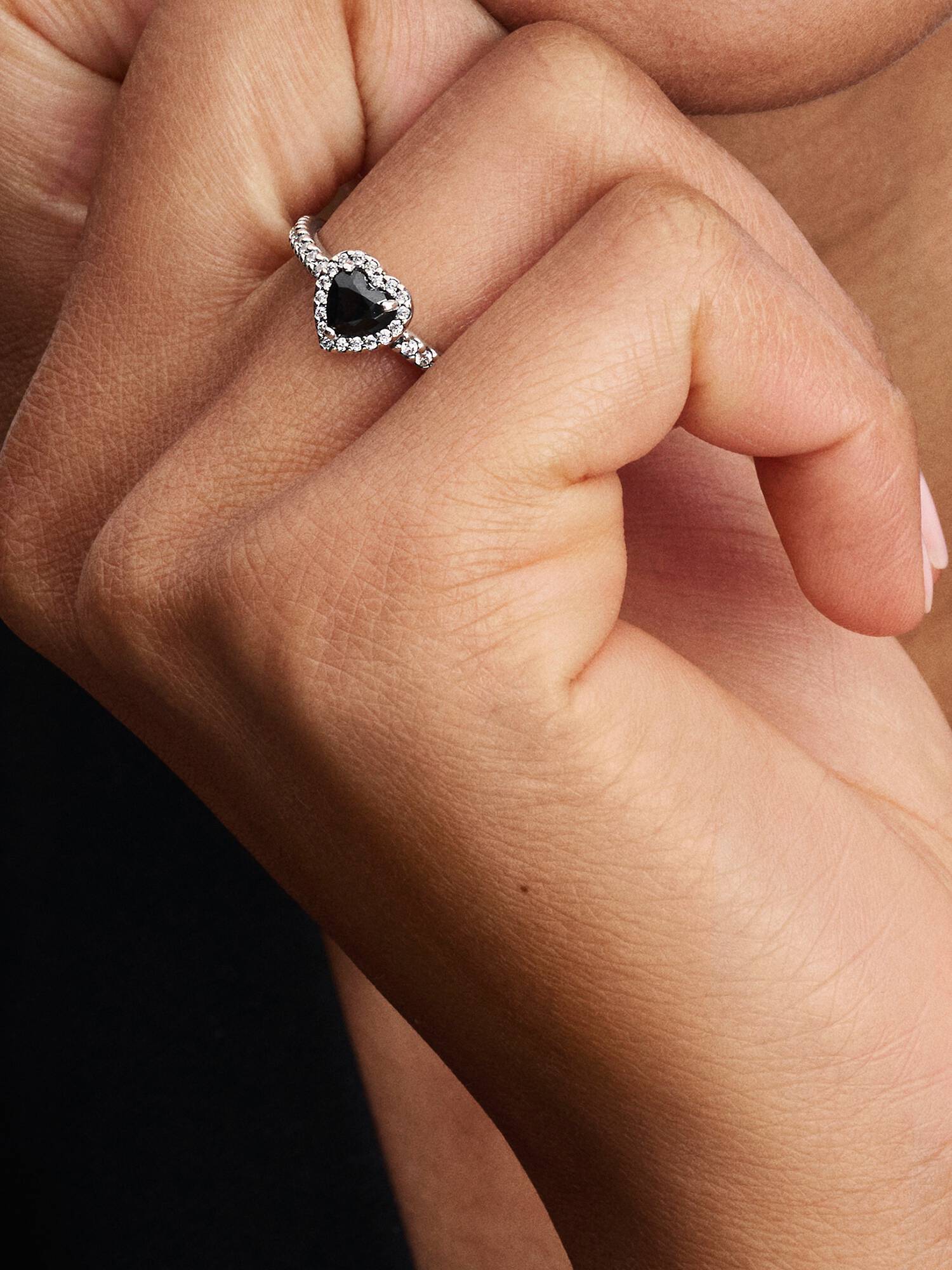 Erhabenes schwarzes Herz Ring