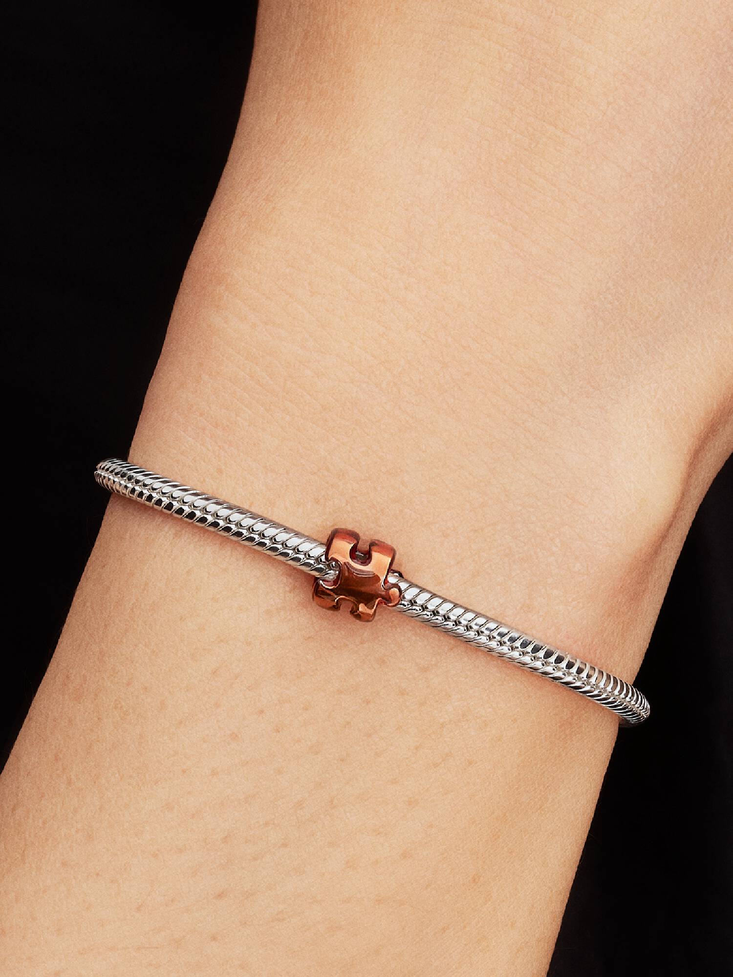 Orangefarbenes Puzzleteil Mini-Charm