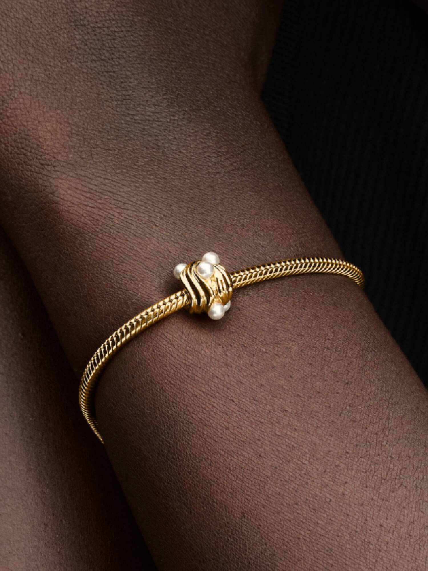 Abstrakter Wellen Charm