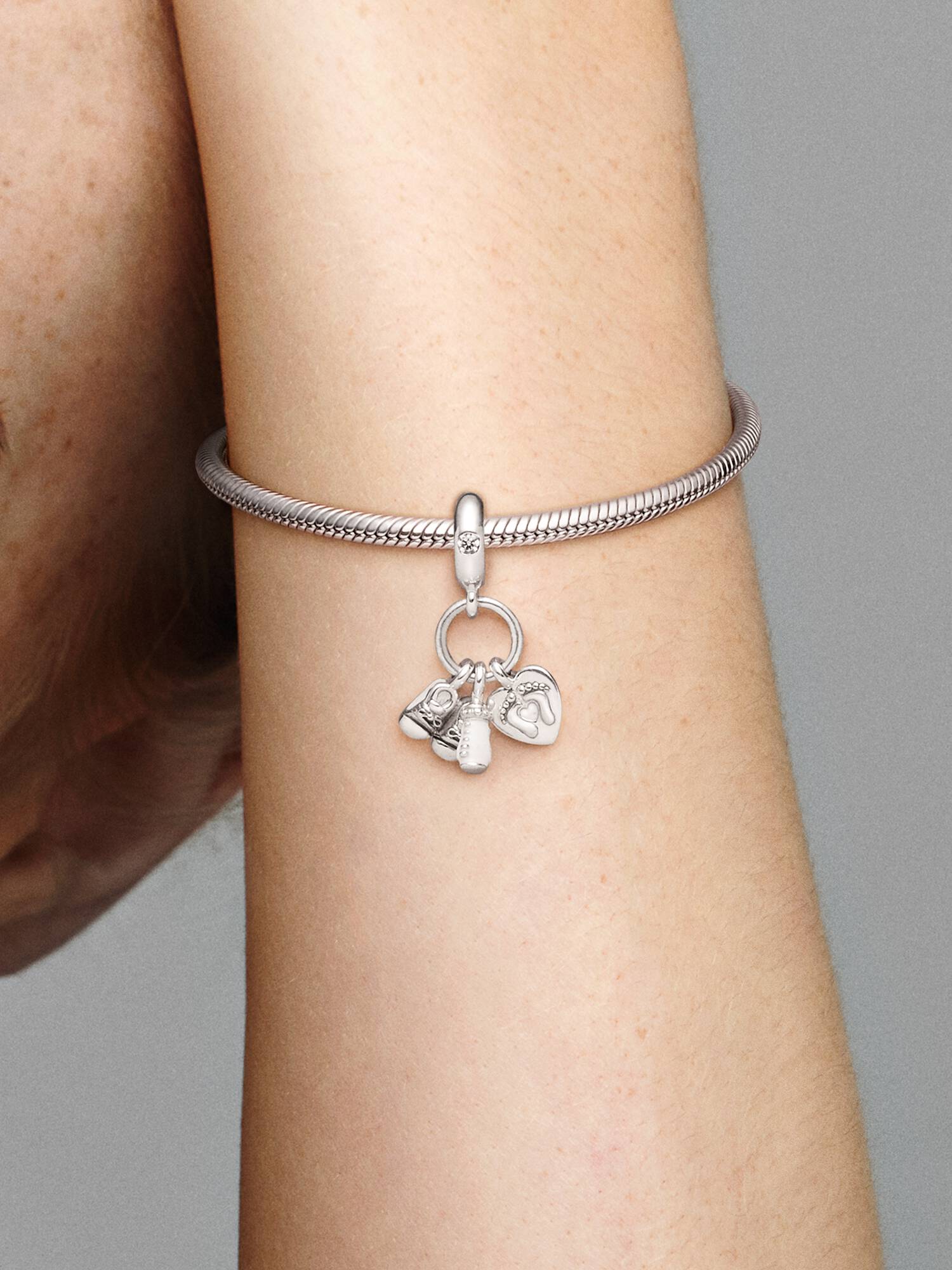 Nuckelflasche und Babyschuhe Charm-Anhänger