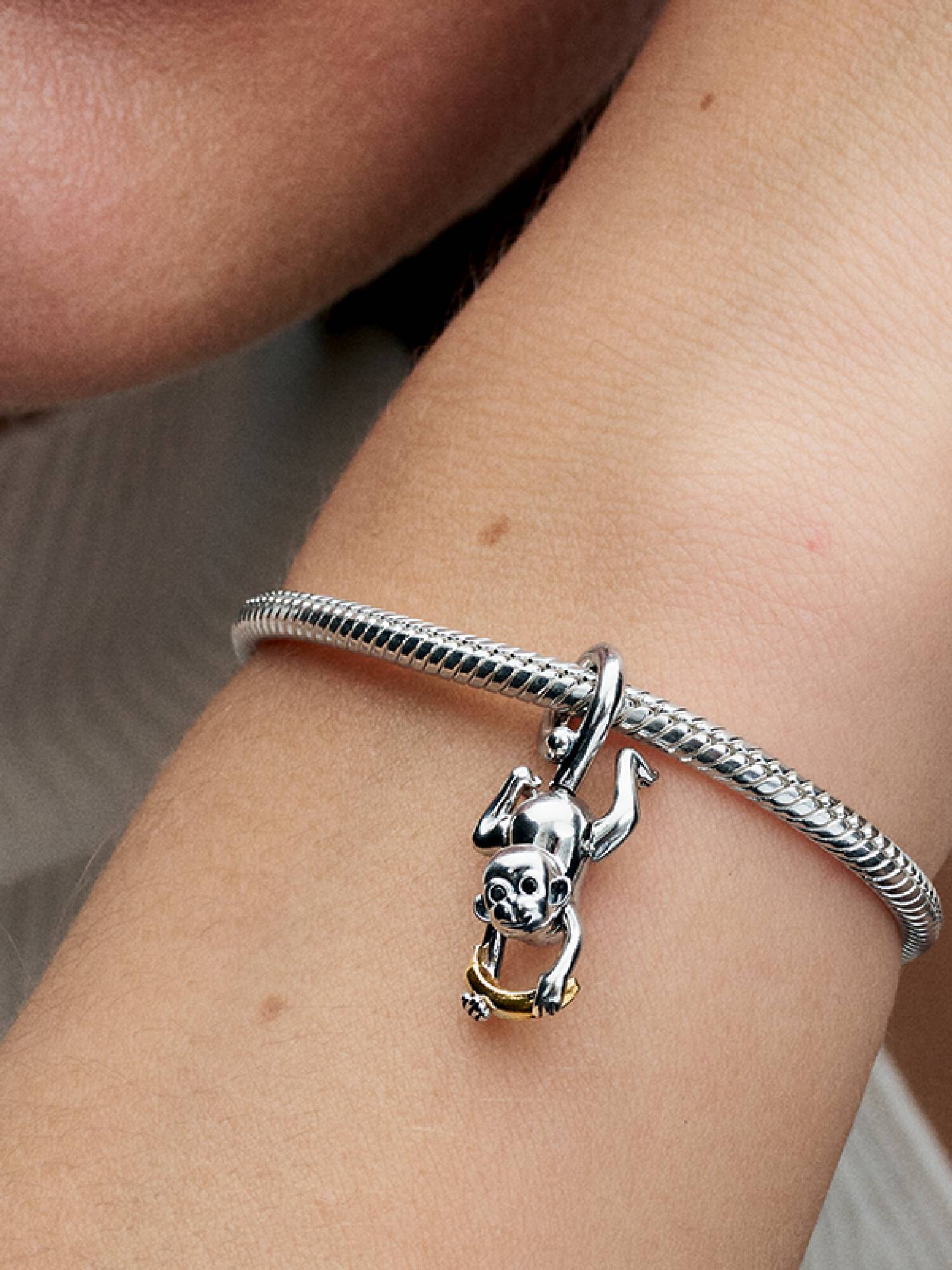 Bicolor Beweglicher Affe Charm-Anhänger