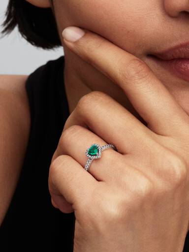 Erhabenes Royalgrünes Herz Ring