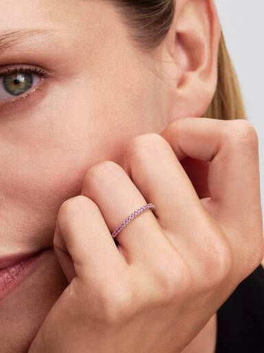 Funkelnder Rosafarbener Pavé-Band Ring