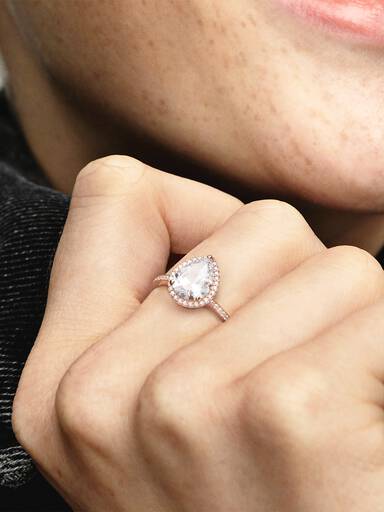 Funkelnder Tropfen Strahlenkranz Ring