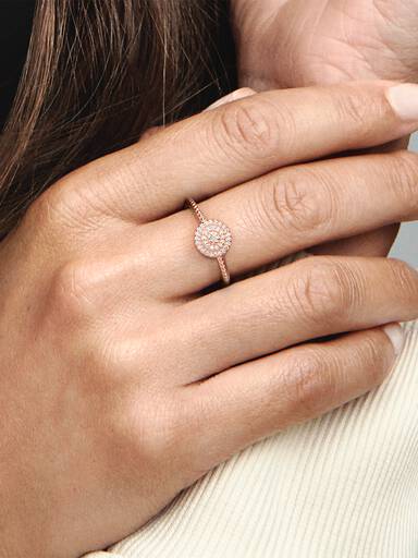 Eleganter Funkelnder Ring