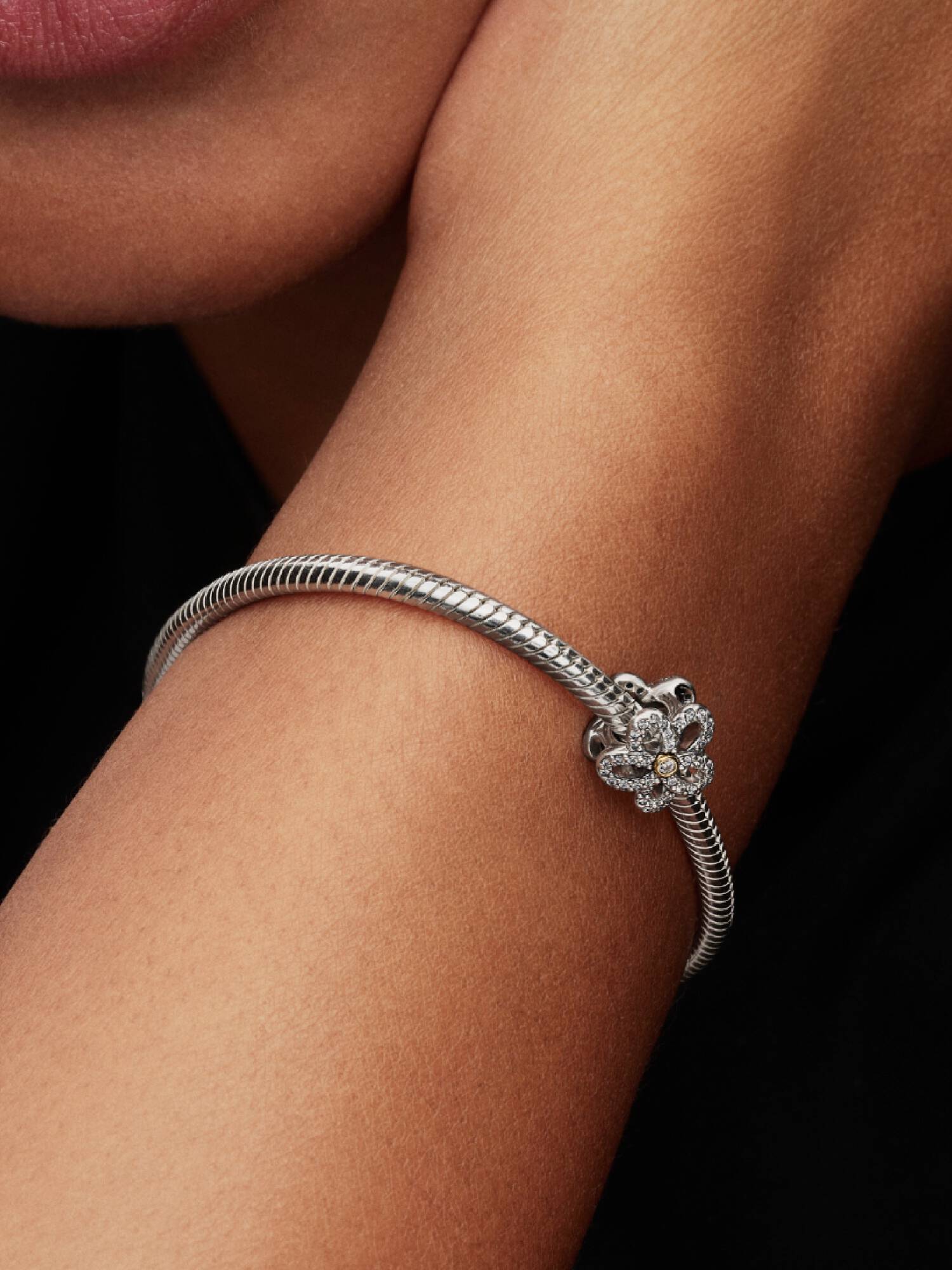 Pavé Blume Offen gearbeitetes Charm 