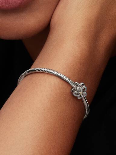 Pavé Blume Offen gearbeitetes Charm